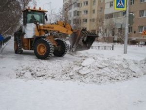 В Якутске чистят снег в круглосуточном режиме