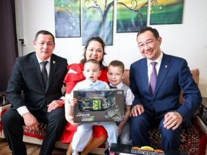 Глава Якутии встретился с семьей участника спецоперации из Момского района