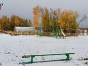 В северном районе Якутии выпал снег, но отопления в домах все еще нет, школу перевели на сокращенный режим работы