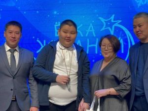 Подростку из Амги вручили подарок от главы Якутии