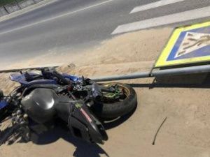 В Якутске мотоциклист врезался в дорожный знак и был госпитализирован со множественными переломами