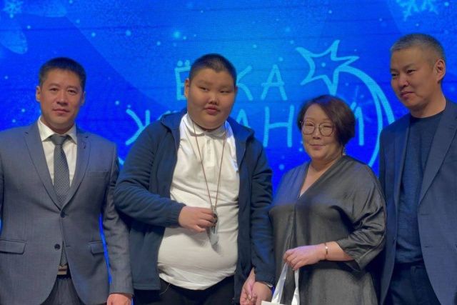 Подростку из Амги вручили подарок от главы Якутии