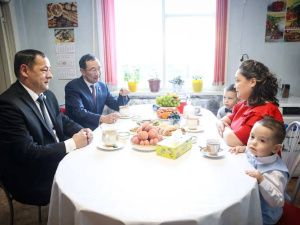 Глава Якутии встретился с семьей участника спецоперации из Момского района