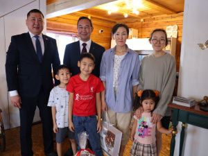 Айсен Николаев пообщался с семьей участника СВО из Чурапчинского улуса