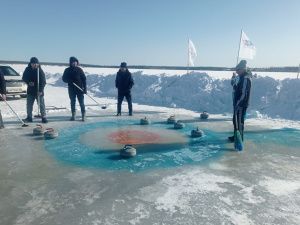 В селе Балыктах Якутии провели соревнования по керлингу среди местных жителей