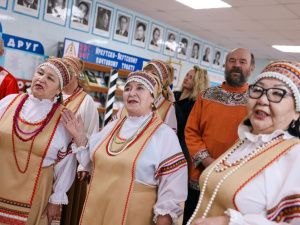 Айсен Николаев поблагодарил коллектив библиотеки-музея ямщицкой культуры в Хангаласском районе