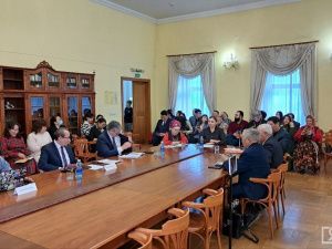 30 лет главному закону страны: в Якутске состоялся круглый стол об истории Конституции России