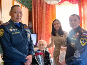 Сотрудники МЧС России пoздравили ветеранов с годовщиной Победы