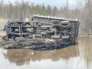 В Намском улусе опрокинулся большегруз: Водитель госпитализирован