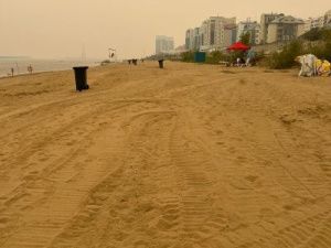 Администрация городского пляжа призывает отдыхающих соблюдать осторожность в связи с повышением уровня воды