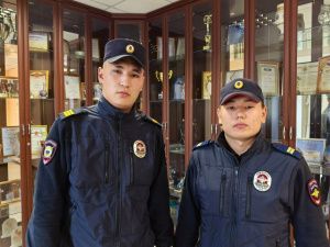 В Якутии молодые полицейские спасли пожилую семью на пожаре