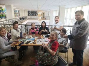 Священные обереги для бойцов из Якутии делают народные мастерицы