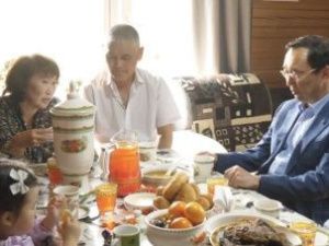 Глава Якутии проведал семью мобилизованного из села Оросу Верхневилюйского района