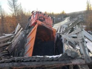 В Якутии разрушился мост, когда по нему проезжал "Камаз"