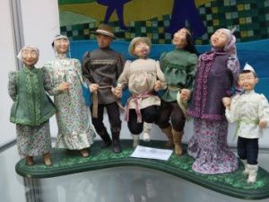 Главе Якутии вручили подарок от имени народных мастеров республики