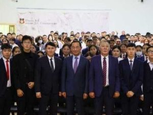 Айсен Николаев дал напутствия школьникам из Верхневилюйского улуса