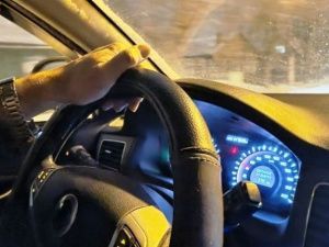 Таксист привез заказчице две бутылки водки и был оштрафован на крупную сумму