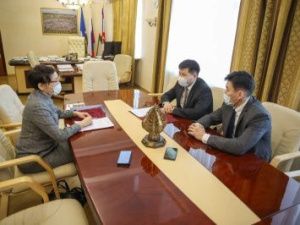 Власти Якутска подписали соглашение и сотрудничестве с ЯФЭК им. И.И. Фадеева