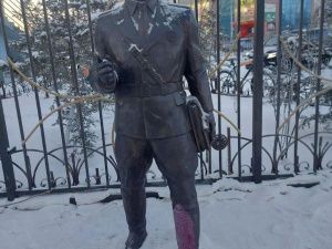 В Якутске история с "испорченным" памятником участковому получила неожиданную развязку