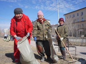 Дом дружбы народов встретил май субботником