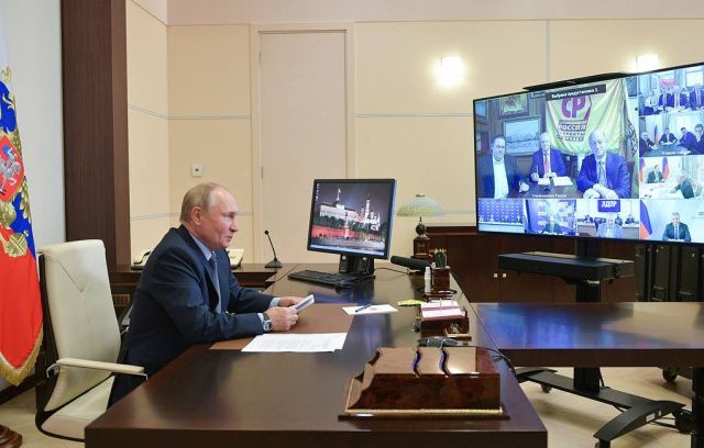 «Это все равно что золотом пожары засыпать». Путин высказался о сложностях при тушении пожаров в Якутии