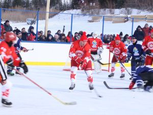 Зрелищной ничьей завершился матч звёзд мирового хоккея с якутской командой у Ленских столбов