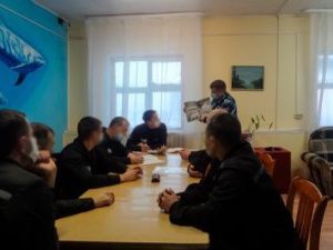 В рамках литературного кружка сотрудники исправительной колонии № 1 рассказывают осужденным об основах традиционных религиозных вероучений 