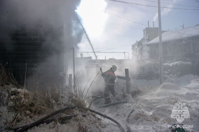 В Якутии пожарные в горящем доме спасли человека