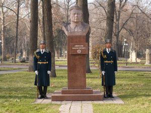 Айсен Николаев возложил цветы к памятнику Максиму Аммосову в Бишкеке