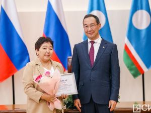 Глава Якутии вручил лучшим педагогам-наставникам премии в 100 тысяч рублей
