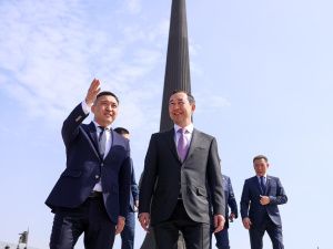 Глава Якутии возложил цветы к монументу защитникам Отечества в Астане