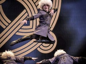 В Якутске государственный ансамбль «Алтай» представит балет «Дом у дороги» и концертную программу