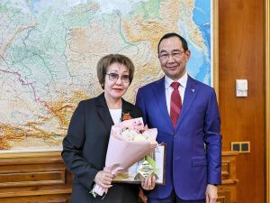 Айсен Николаев наградил лучших наставников Якутии