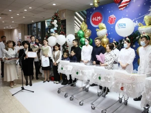 В Якутске состоялась торжественная выписка двух тройняшек 