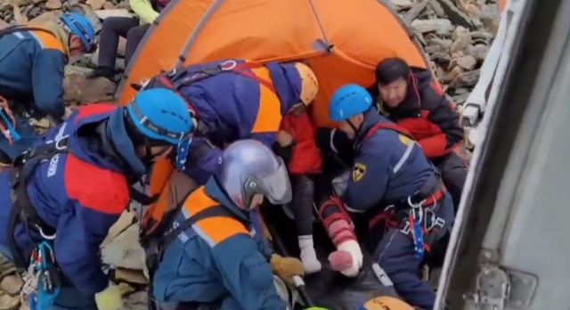 Пострадавших на горе Победа туристок доставили в Якутск