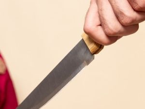 Житель Якутска во время пьянки в ответ на обвинения в краже, чуть не снял скальп с одной девушки, и рассек горло ножом второй