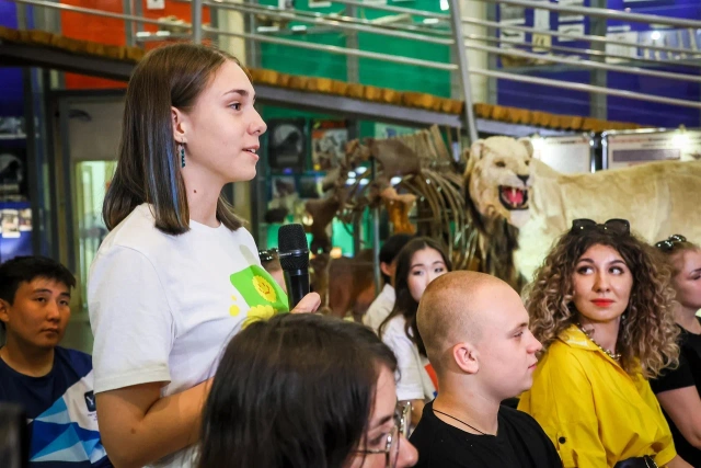 Айсен Николаев провёл экскурсию для студентов в музее мамонта