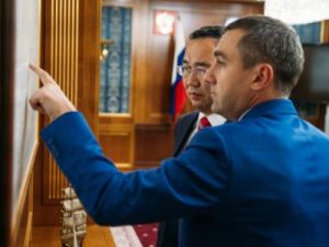 Айсен Николаев и  директор филиала ПАО «Ростелеком» Александр Логинов обсудили вопросы цифрового развития региона 