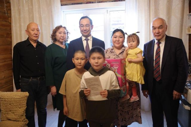 Айсен Николаев посетил семью военнослужащего в Вилюйске