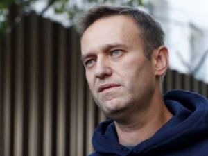 Навального подключили к аппарату ИВЛ, заявили в ФБК