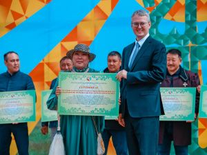 Владимир Солодов поздравил жителей Хангаласского района с Днём Сайылыка