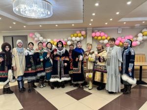 Мастера народных промыслов Якутии голосуют в национальных костюмах