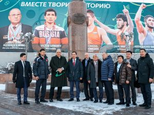 Айсен Николаев, Ненад Лалович и Михаил Мамиашвили возложили цветы к памятнику легендарному якутскому борцу Р.М. Дмитриеву