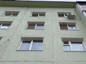 В Якутске из окна квартиры на четвертом этаже выпал двухлетний ребенок