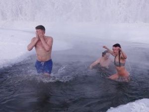 Фотофакт: в Оймяконе туристы искупались в минус 60 градусов