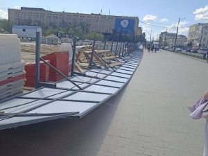 В Якутске забор на площади Ленина рухнул на женщину