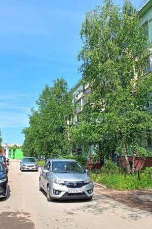 Вместо тротуара – проезжая часть. Жители многоквартирного дома в Нерюнгри рискуют попасть под колёса