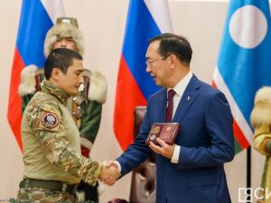 Айсен Николаев вручил якутянам государственные награды в преддверии Нового года