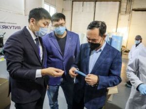Глава Якутии посетил цех по производству медицинских масок