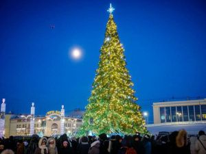 В Якутске зажгли первую в стране новогоднюю ёлку